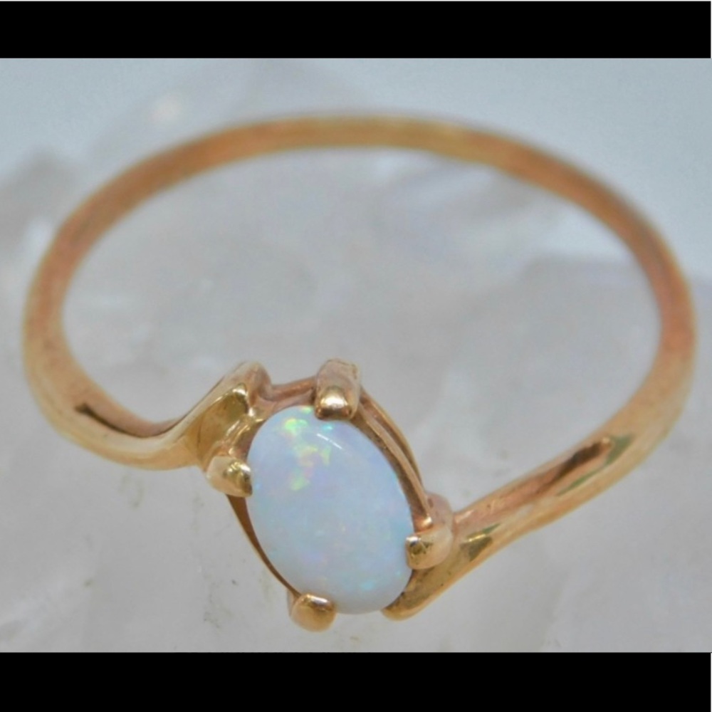 ✨10k Yellow Gold Opal Solitaire Ring✨